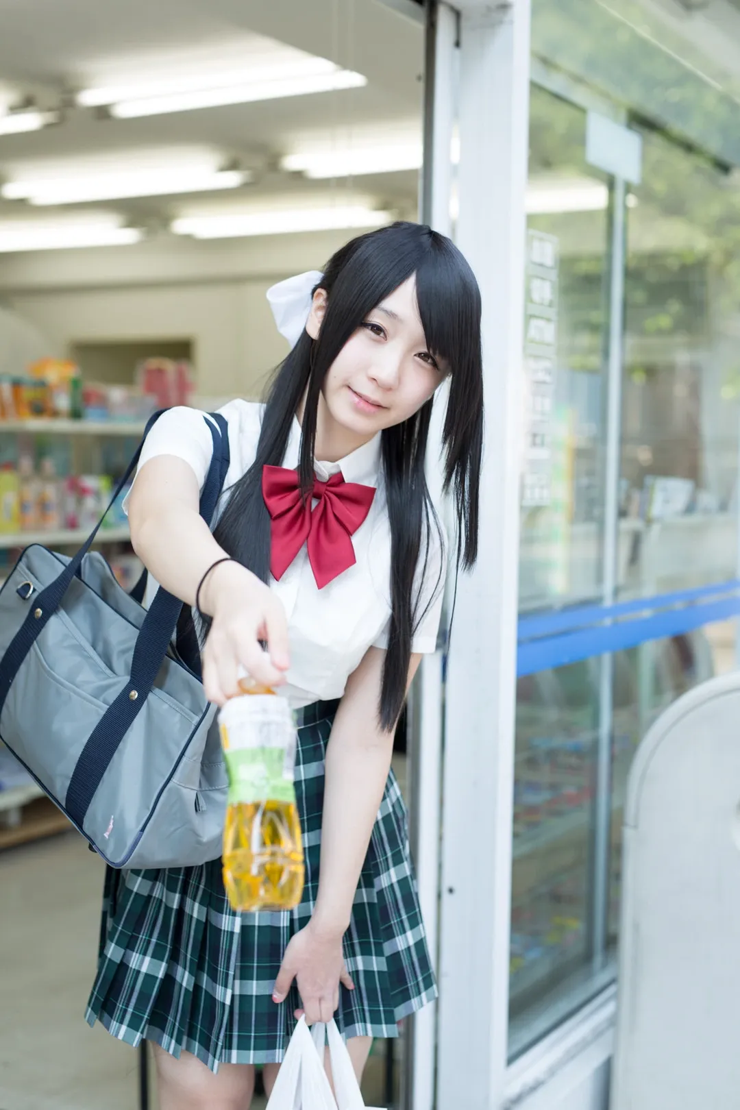 伊織もえ在车站穿白色水手服和格纹裙手拿饮料的cos写真