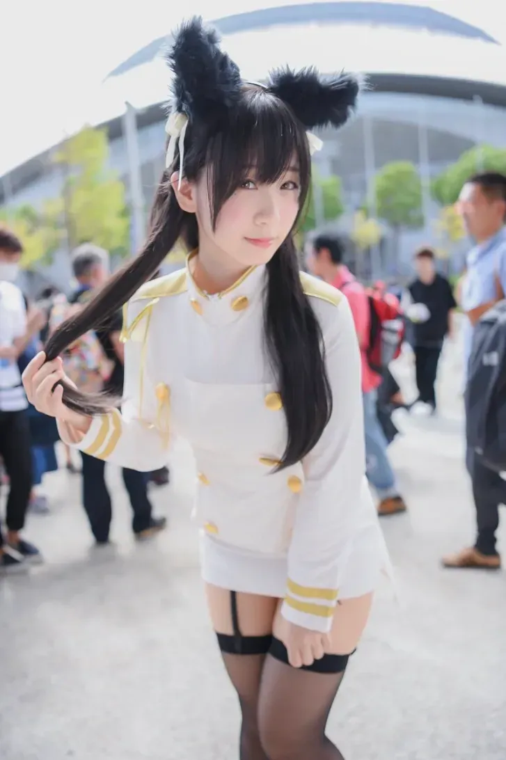 伊織もえ在户外戴黑色兽耳穿白色制服的cos写真