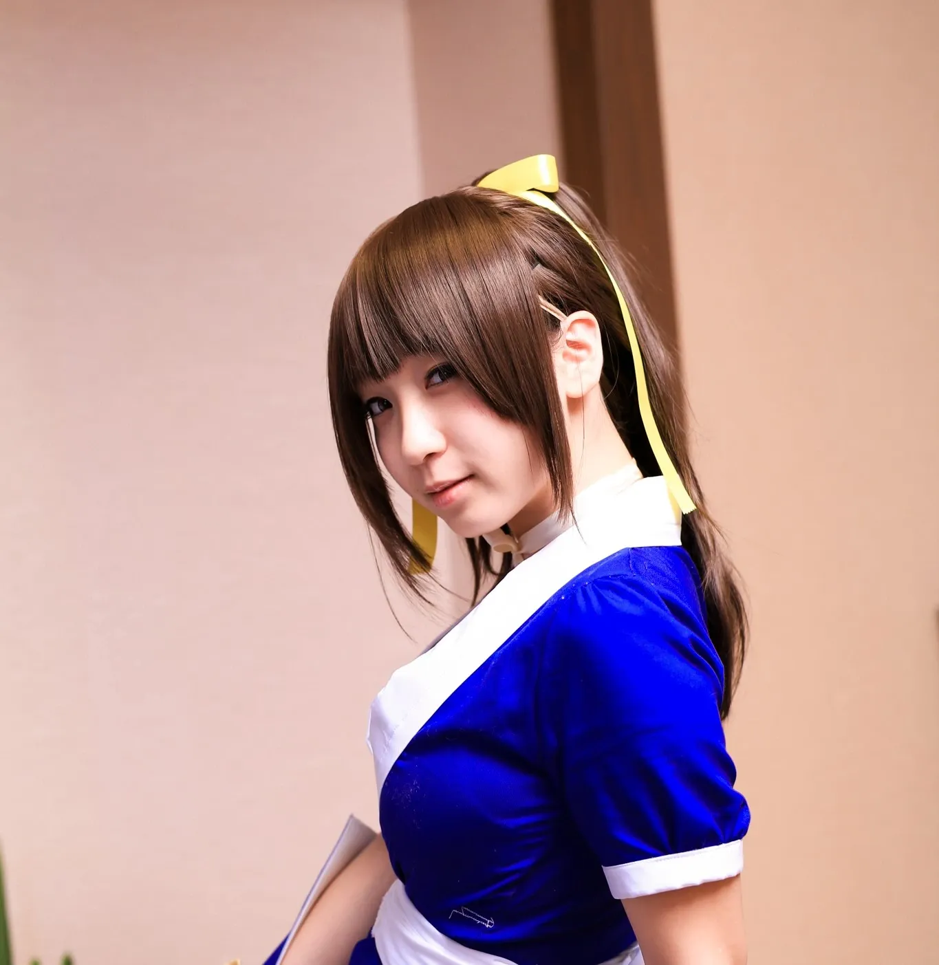 伊織もえ穿蓝白短袖制服侧身回望的cos写真