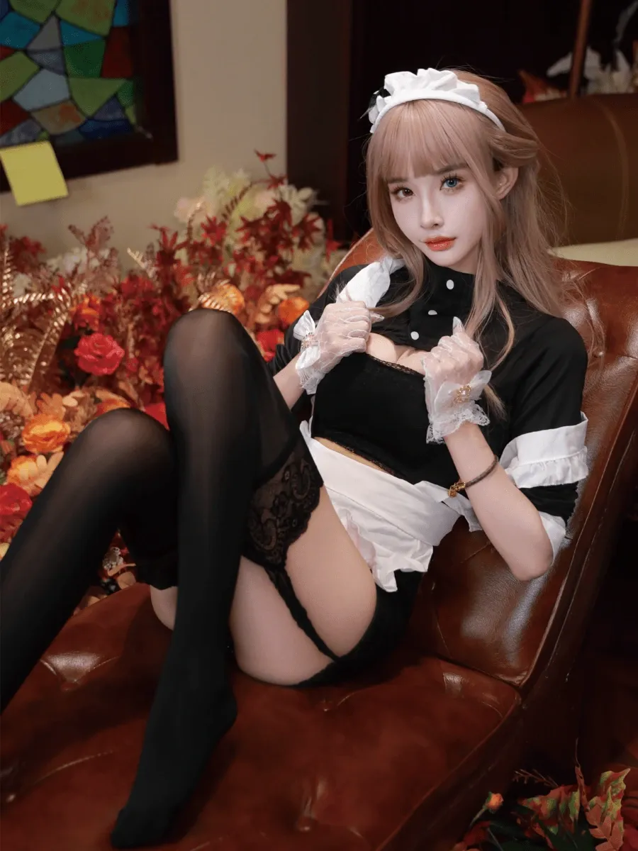 余多多dudu黑白女仆装坐在沙发上的室内写真图
