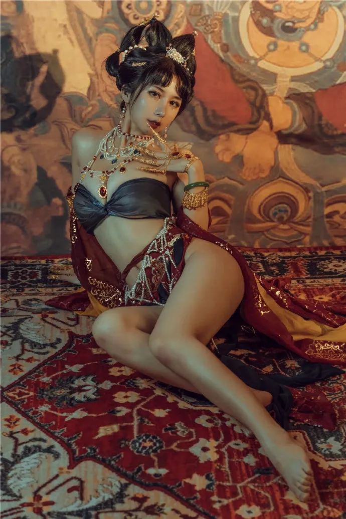 云溪溪穿红金古风服饰坐在地毯布景中的cos写真