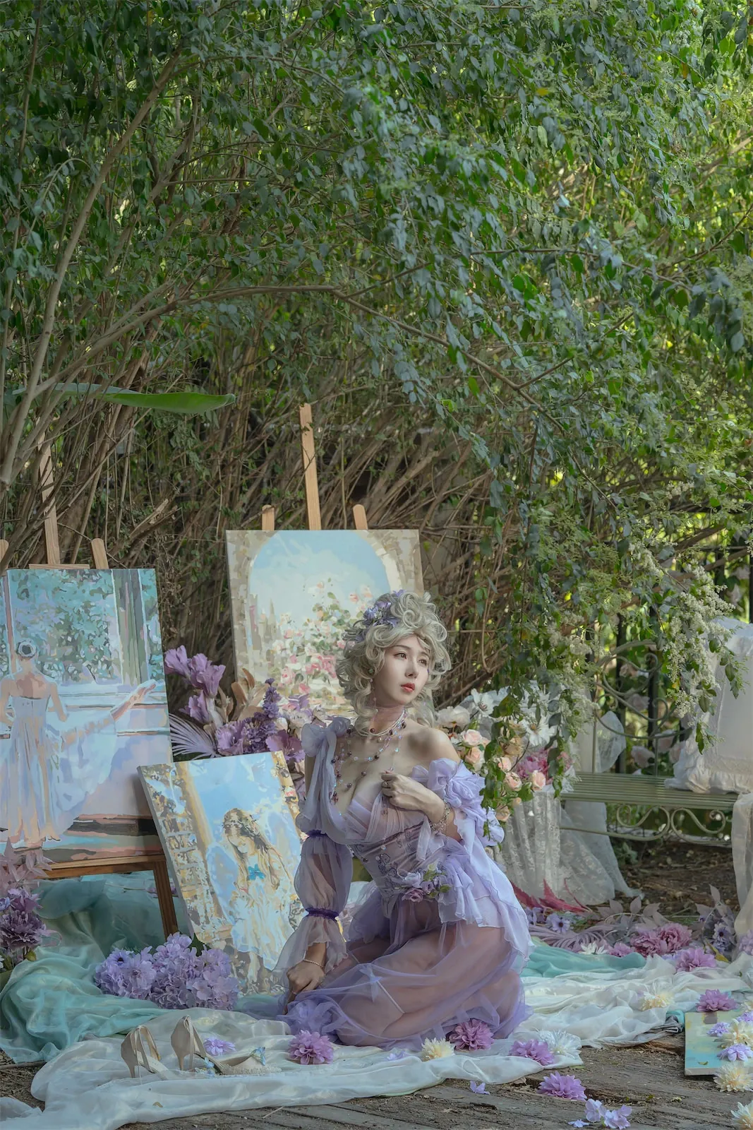 云溪溪在花园画架旁穿浅色服饰坐姿的cos写真