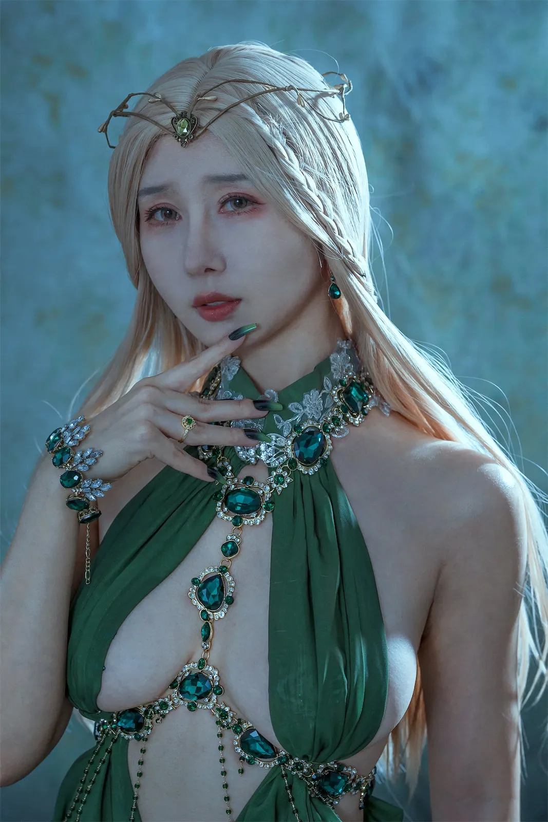云溪溪穿绿色异域服饰戴头饰的白发cos写真
