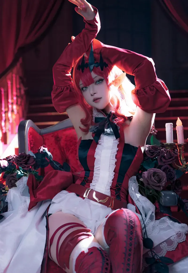 G44不会受伤棕红短发黄色发带白蓝水手服户外cosplay