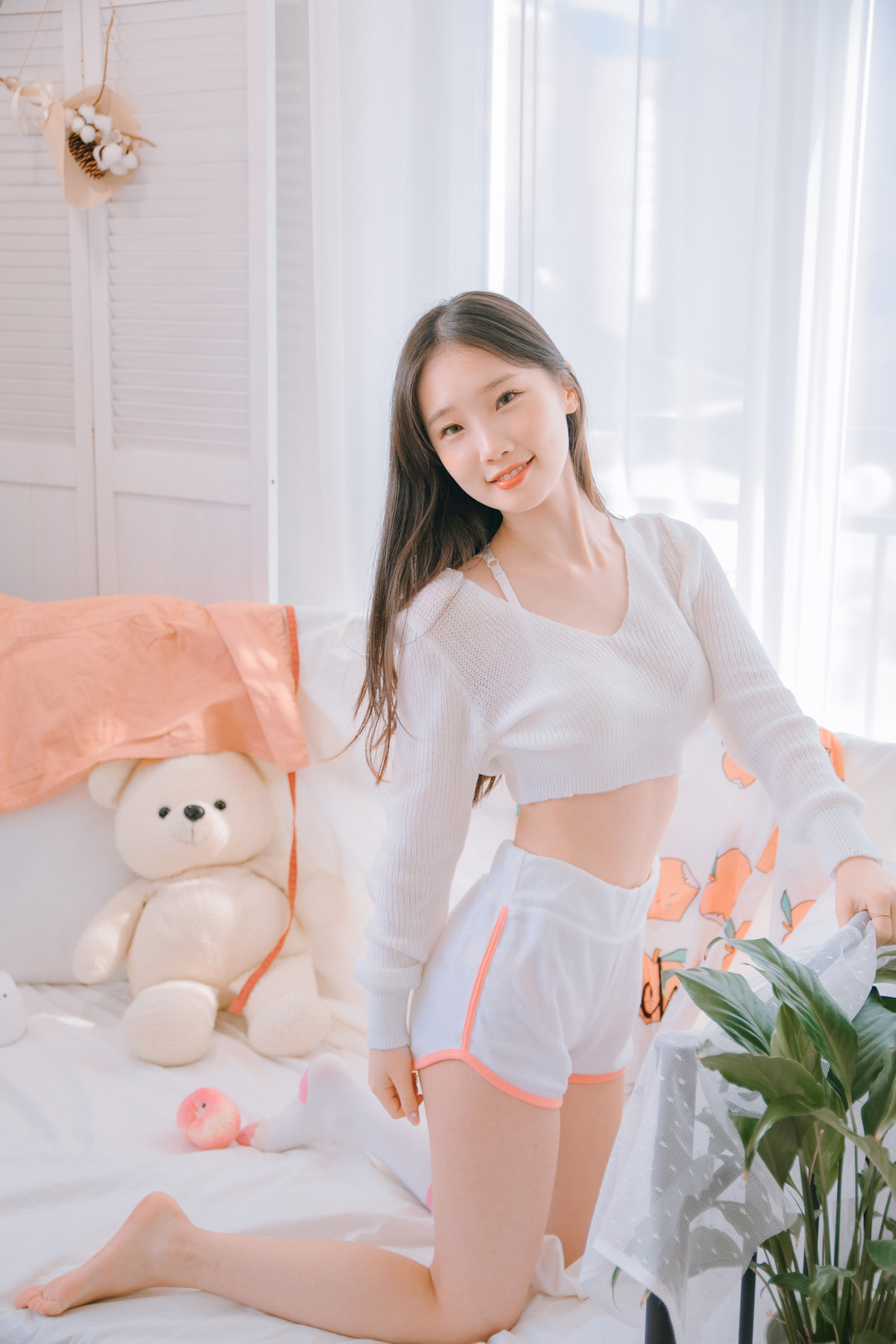 Pureding 粉色条纹上衣与圆框眼镜室内写真造型