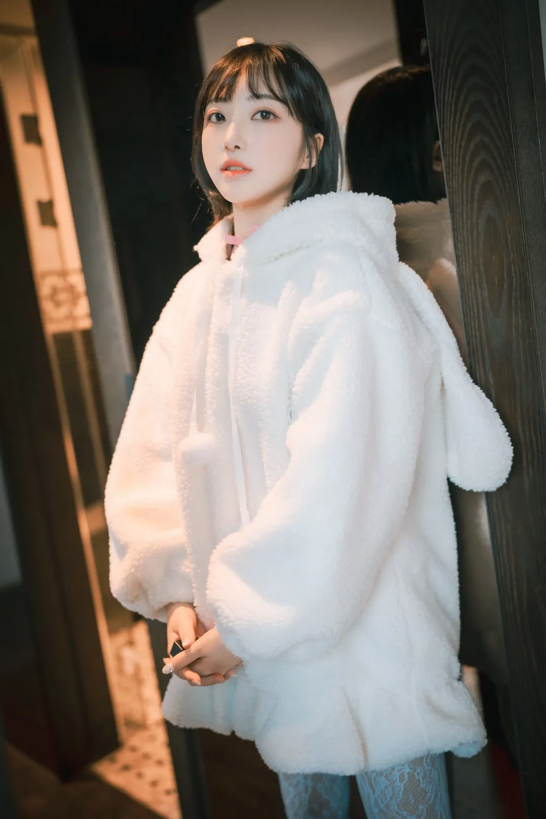 HaNari(하나리)黑色短发白色毛绒连帽衣室内写真
