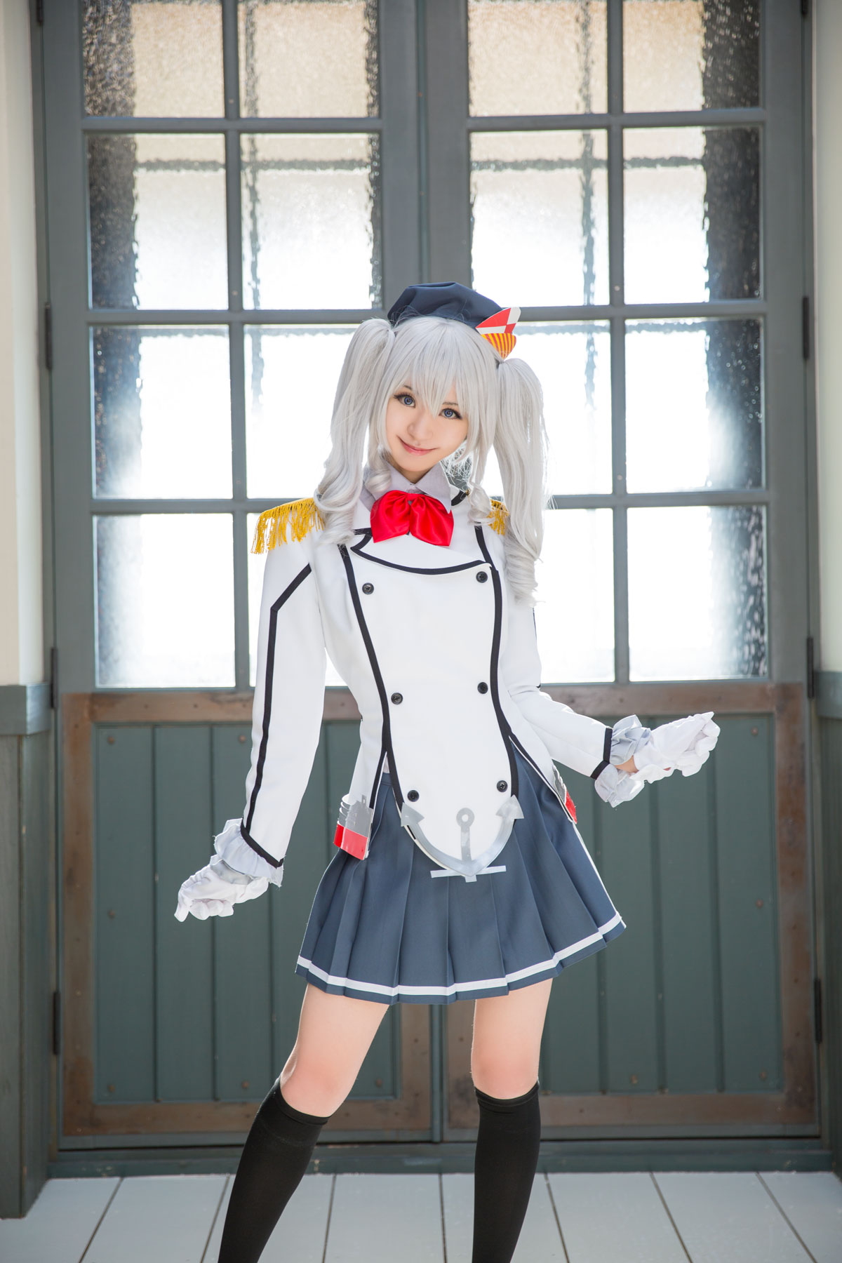 Mikehouse 白发双马尾白色制服 cosplay 造型,室内玻璃门前全身站姿