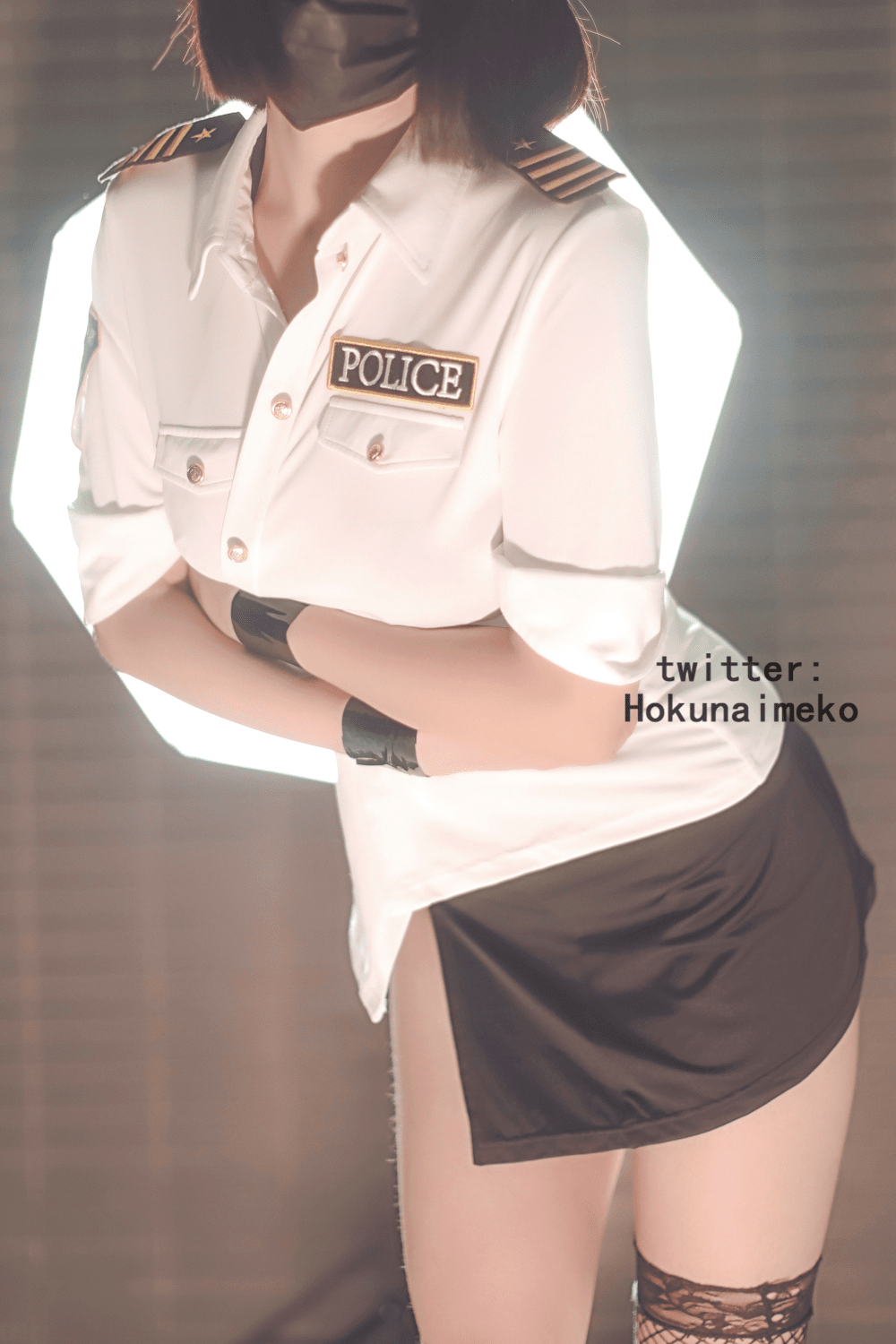 Hokunaimeko北乃芽子穿白色制服衬衣和黑色短裙,站在灰色室内背景前