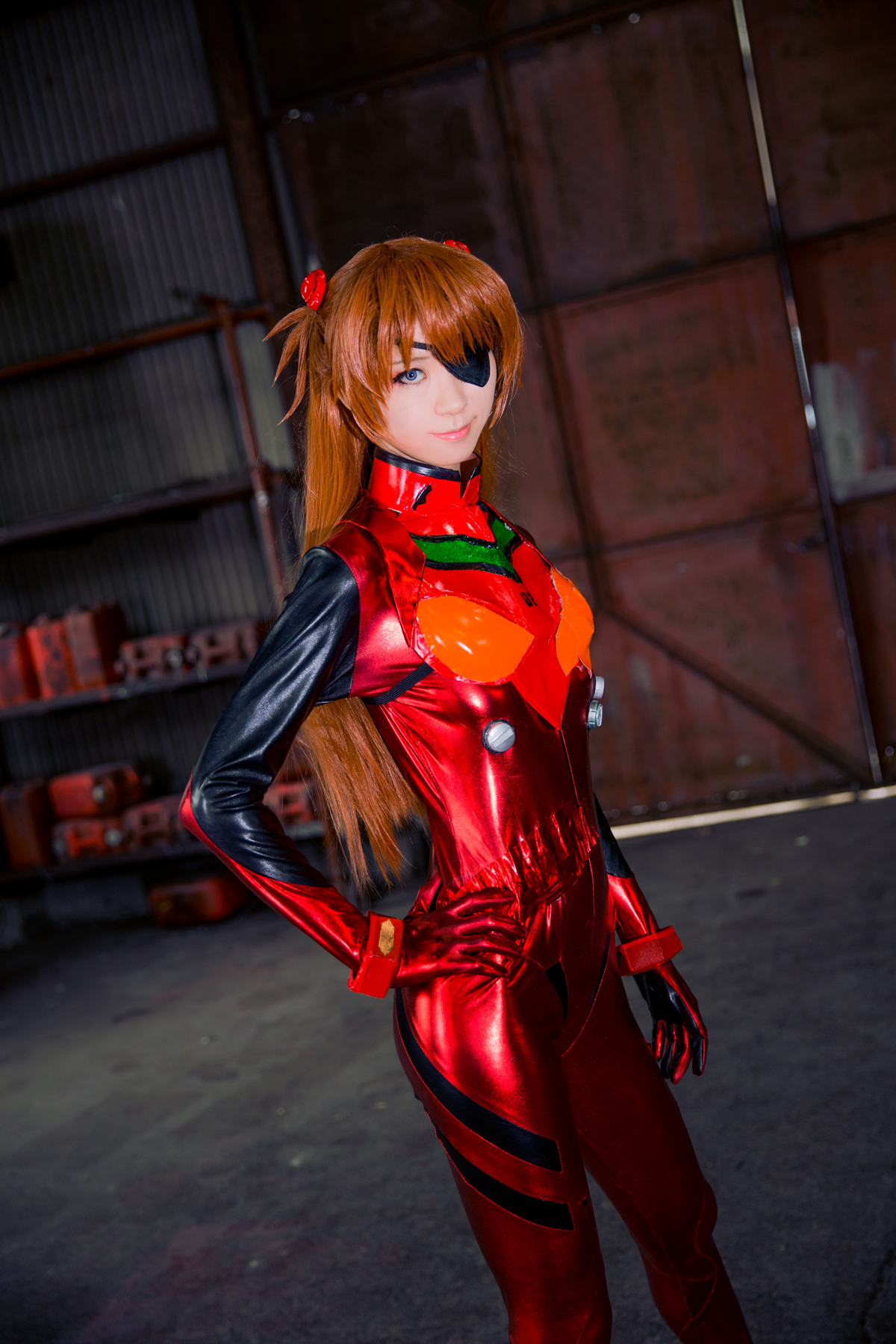Mikehouse 红色金属质感战斗服 cosplay 造型，佩戴黑色眼罩站在暗色工业场景