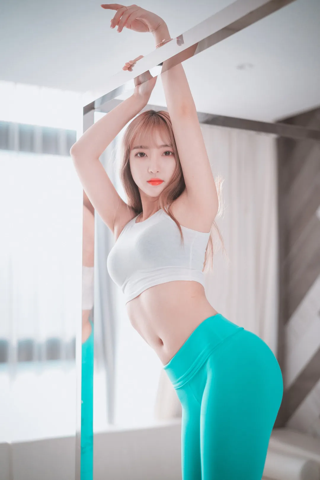 HaNari(하나리)浅色长发白色短上衣青绿色紧身裤室内写真