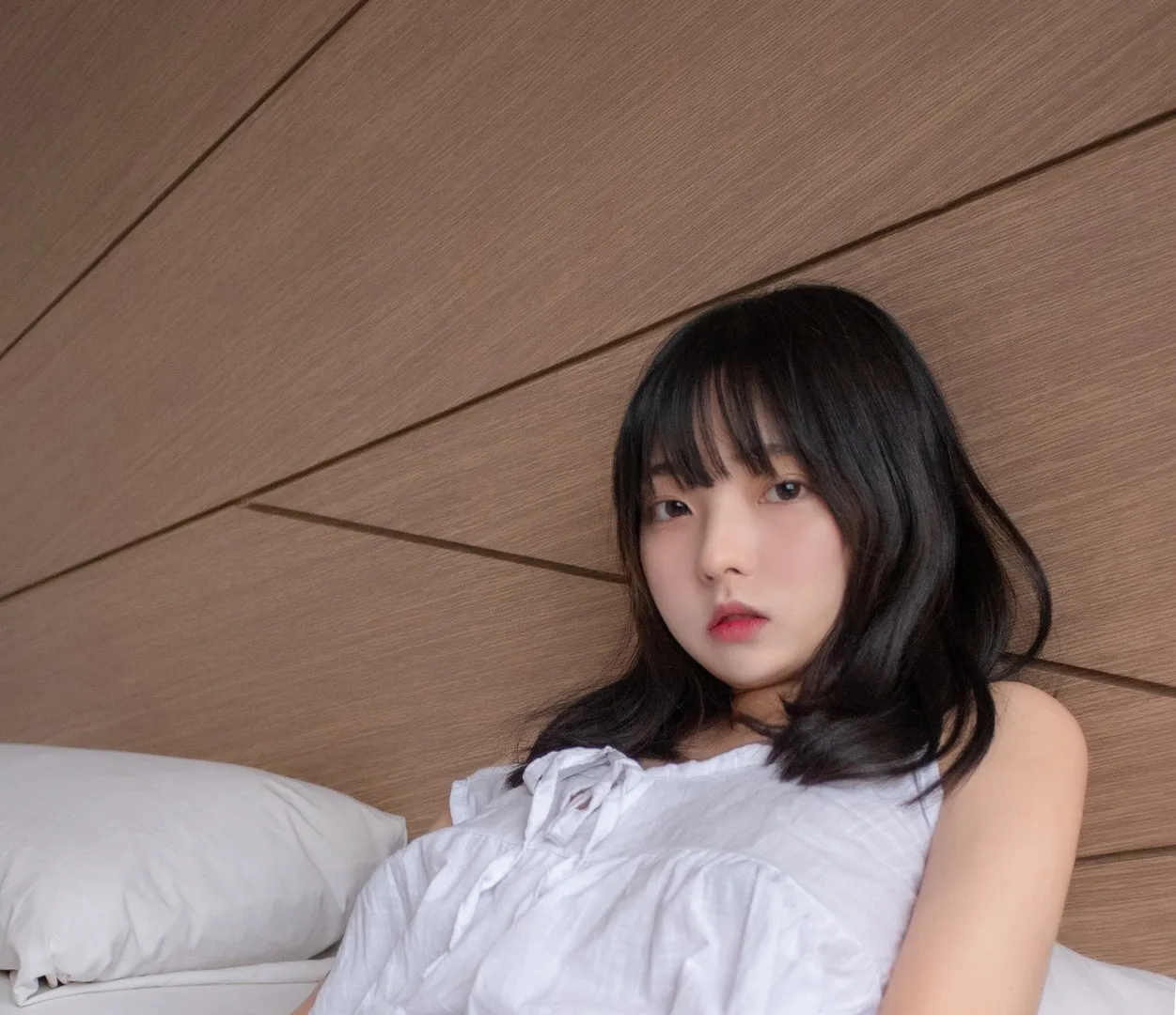 Hansom(한솜)黑色中长发白色褶皱上衣床边写真