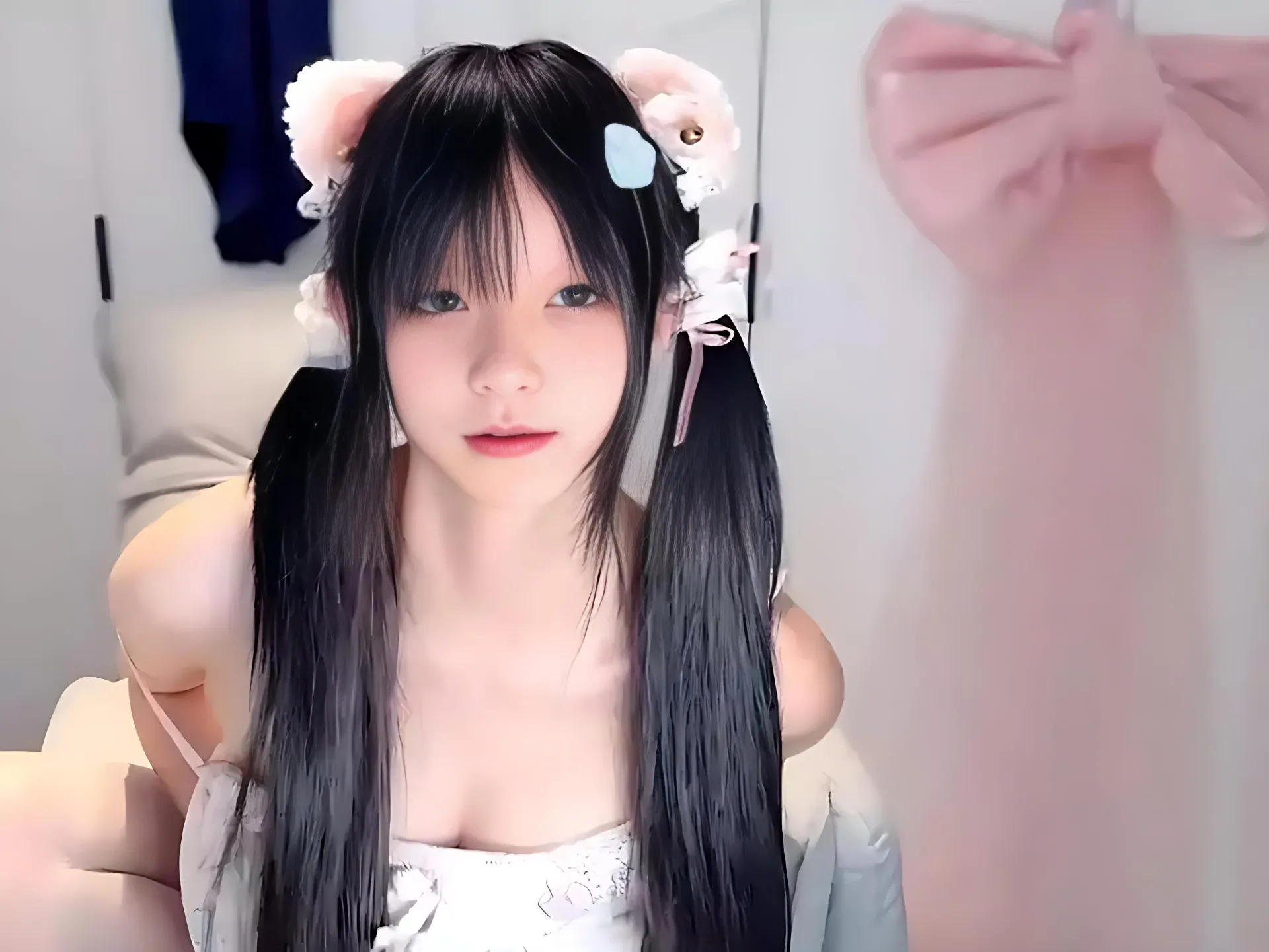 xiaoxia_baby双马尾长发浅色毛绒耳饰和白色服饰近景写真