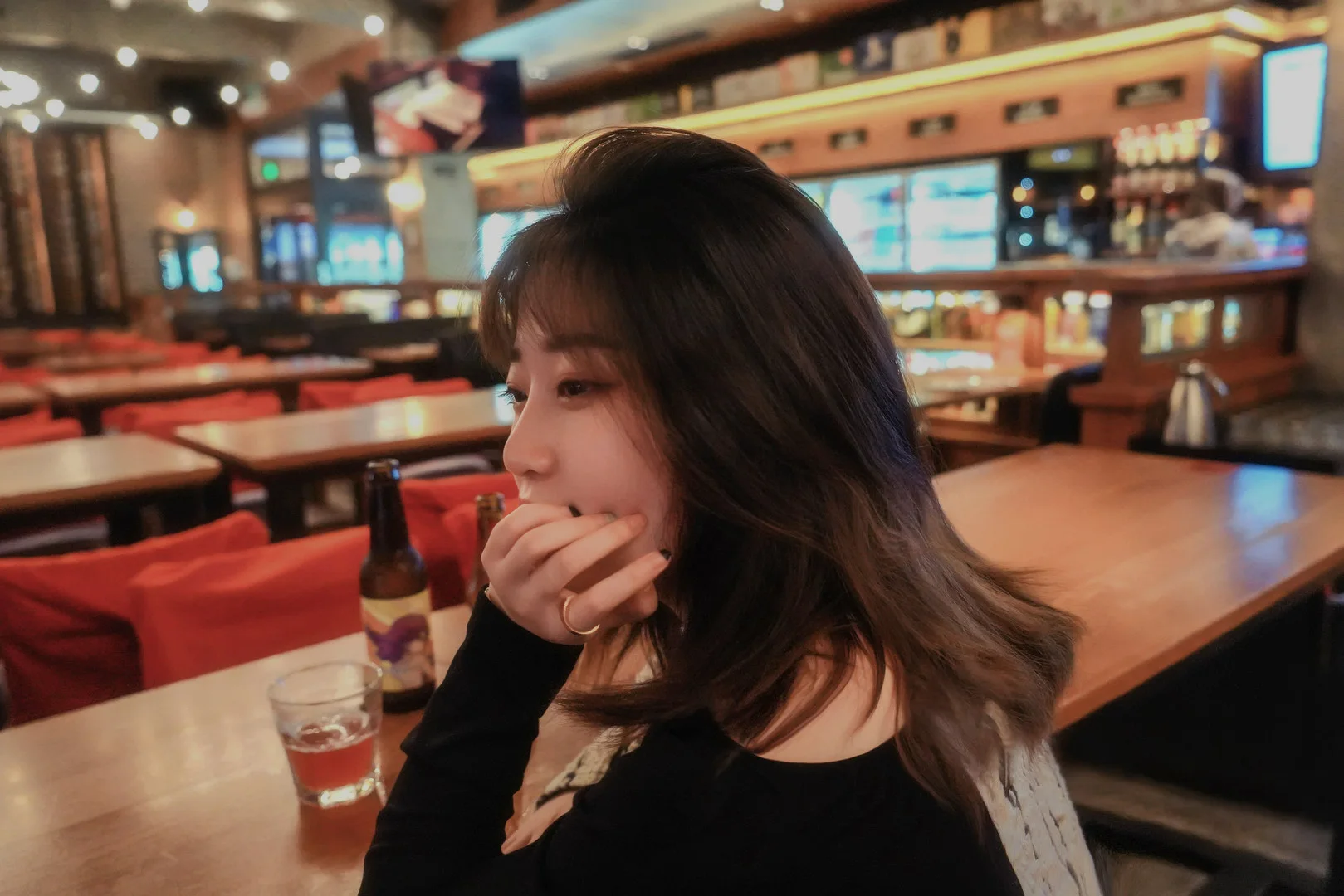 LeoChen 写真图集预览,暖色餐厅环境中的侧脸人像
