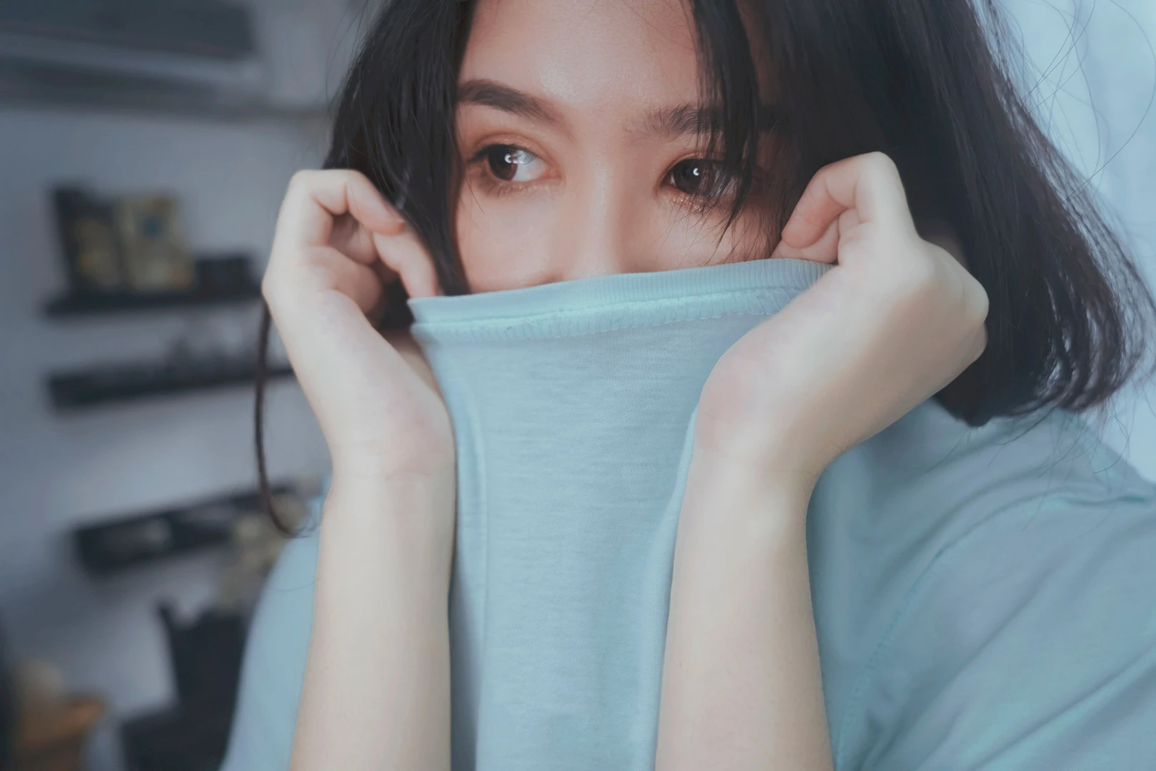 LeoChen 图集预览,浅蓝衣物遮住下半张脸的近景人像