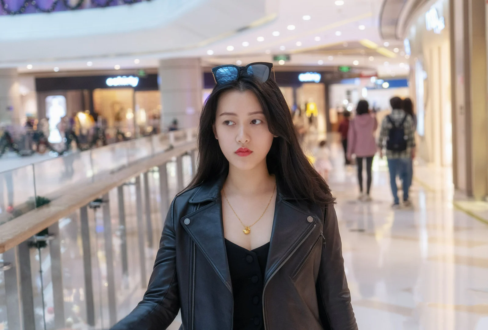 LeoChen 写真图集预览，黑色皮衣造型的商场走廊人像