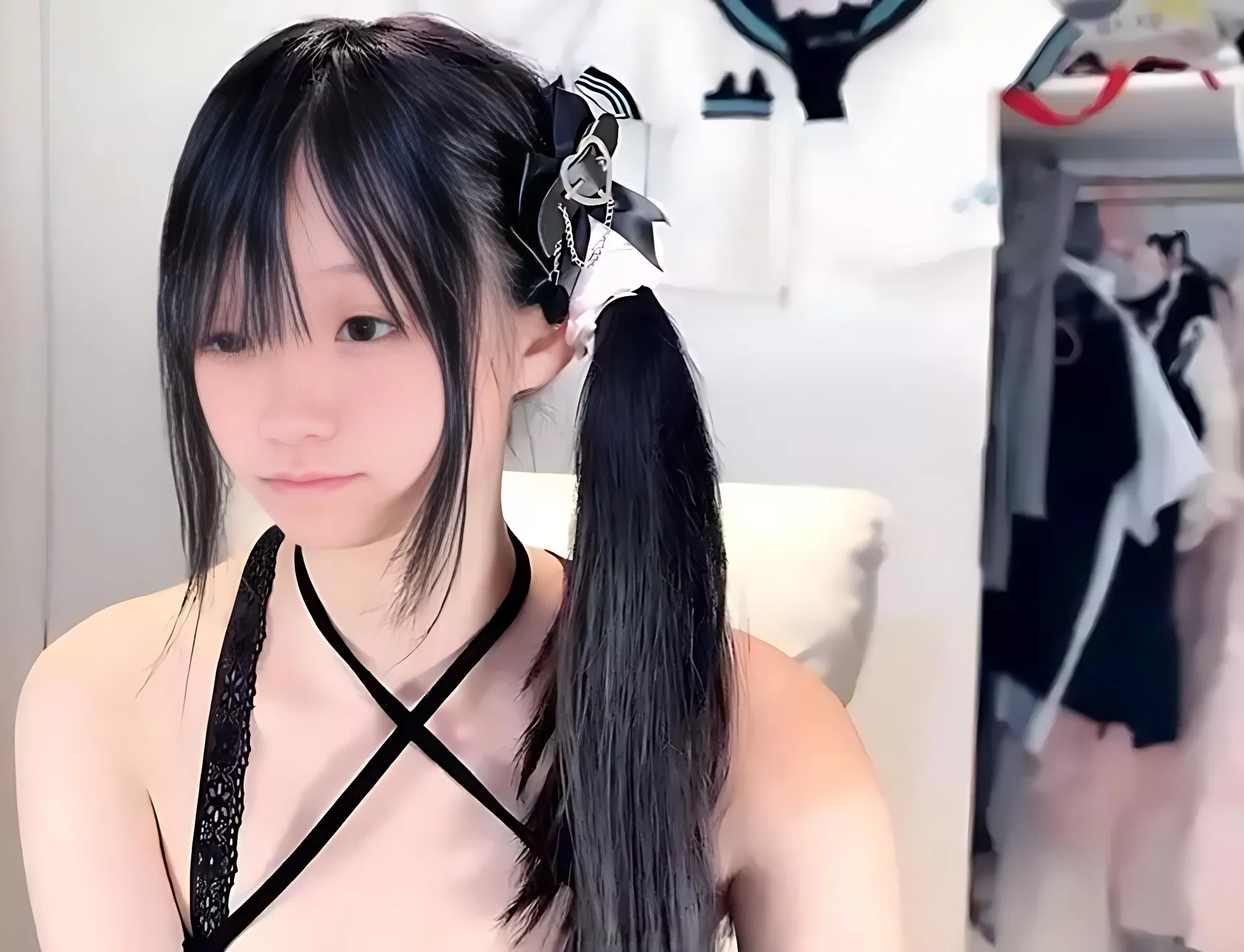 xiaoxia_baby黑色发饰黑色上衣和交叉肩带站在镜面室内