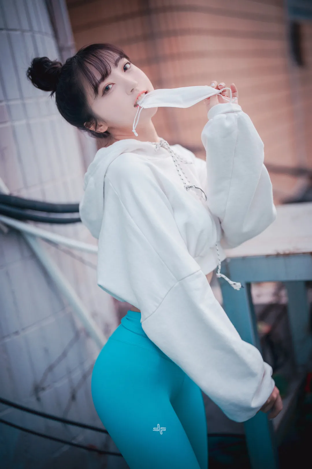 HaNari(하나리)黑色丸子头白色连帽外套青绿色长裤户外写真