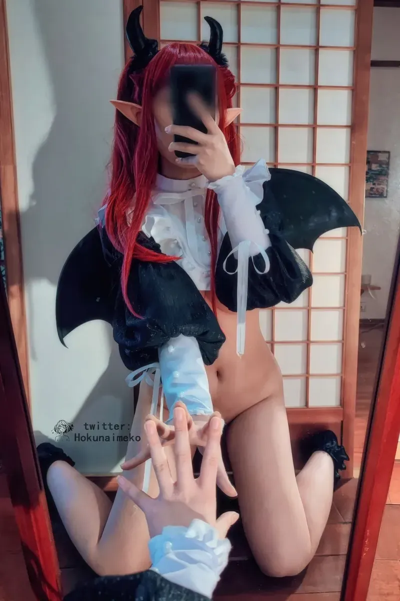 Hokunaimeko北乃芽子红色长发、黑色角饰、尖耳和黑色翅膀的镜前 cosplay