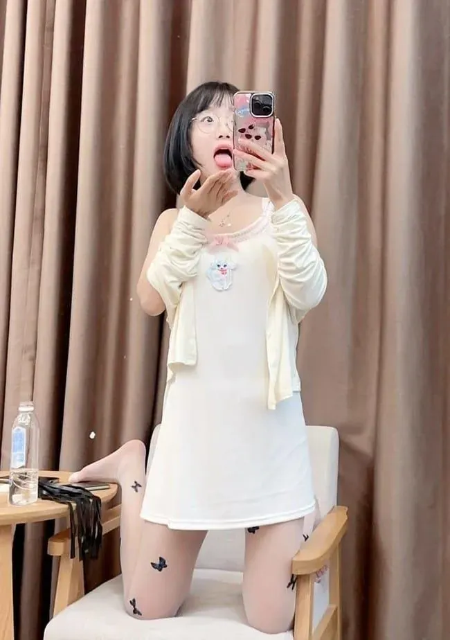 王胜利短发圆框眼镜白色上衣跪坐在椅子上对镜自拍