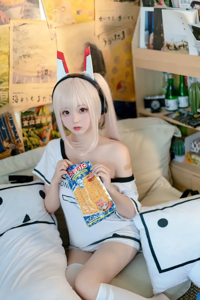 G44不会受伤金色长发白衬衣灰色领带蓝色格裙室内cosplay