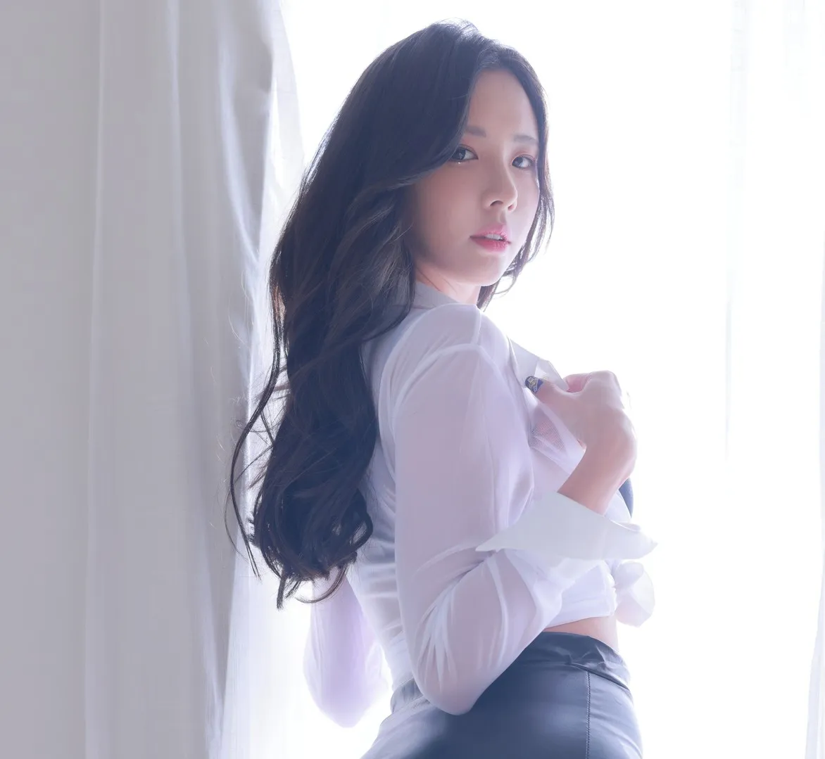 Habin(하빈)黑色长发白衬衫窗边侧身写真