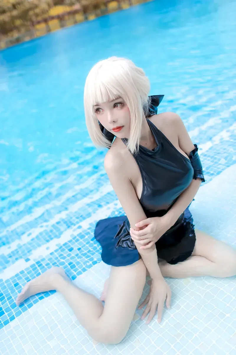 KitkatCosplay9 白色短发黑色连体泳装泳池写真,蓝色池水背景和坐姿构图