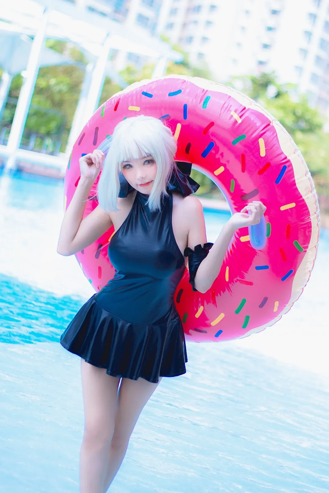 KitkatCosplay9 黑色泳装泳池写真，白色短发搭配粉色甜甜圈游泳圈道具