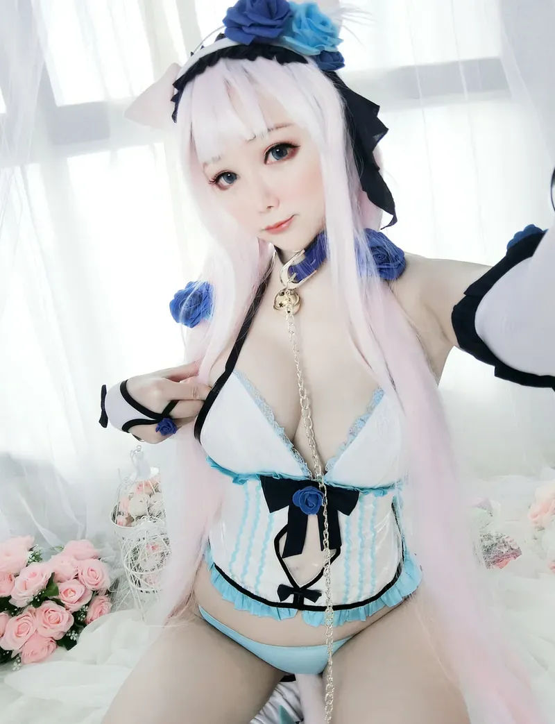 KitkatCosplay9 白色长发修女风室内写真造型，浅蓝白色服装搭配黑色蝴蝶结和蓝色花饰
