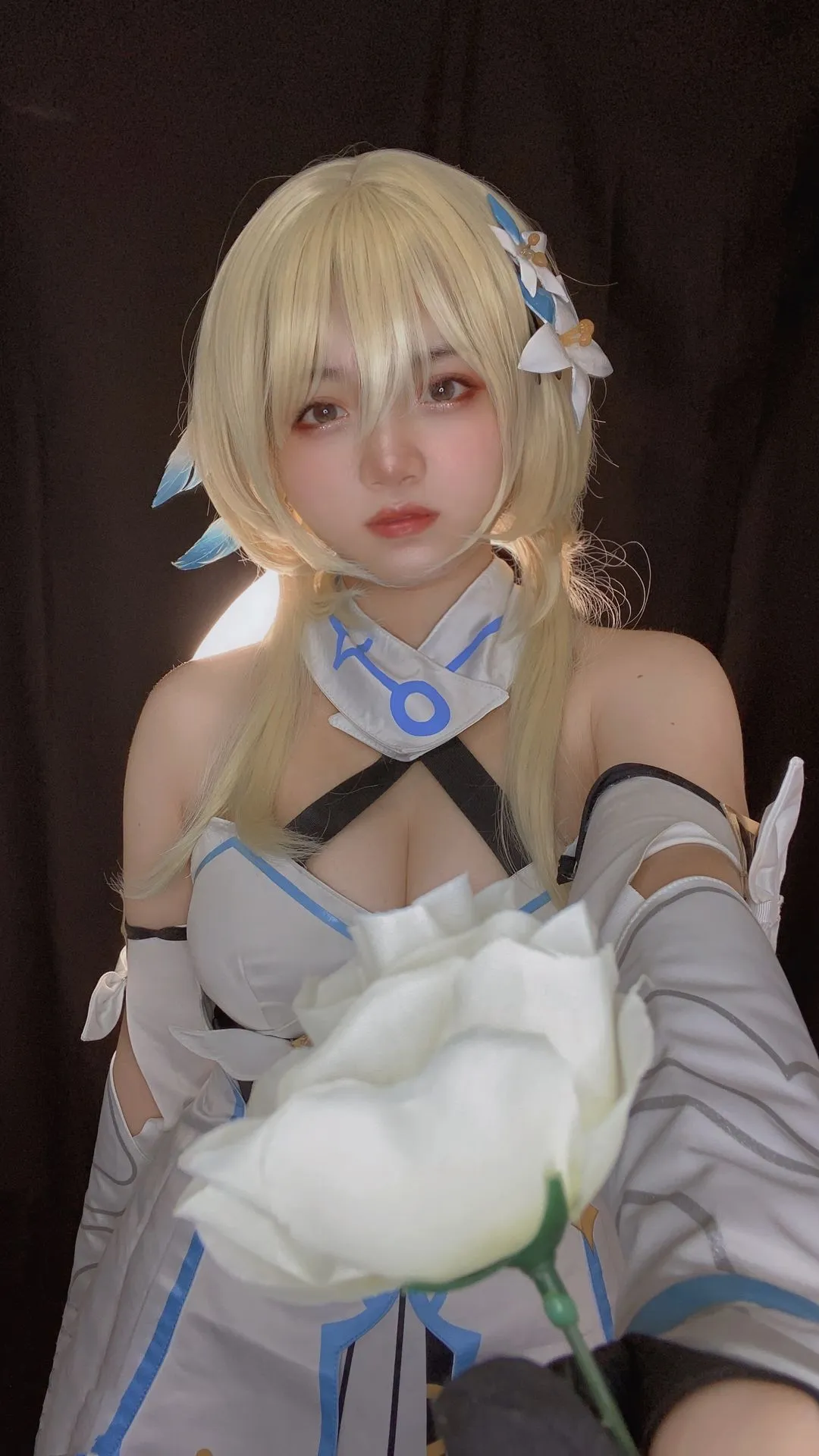 白蓝角色装花朵道具写真