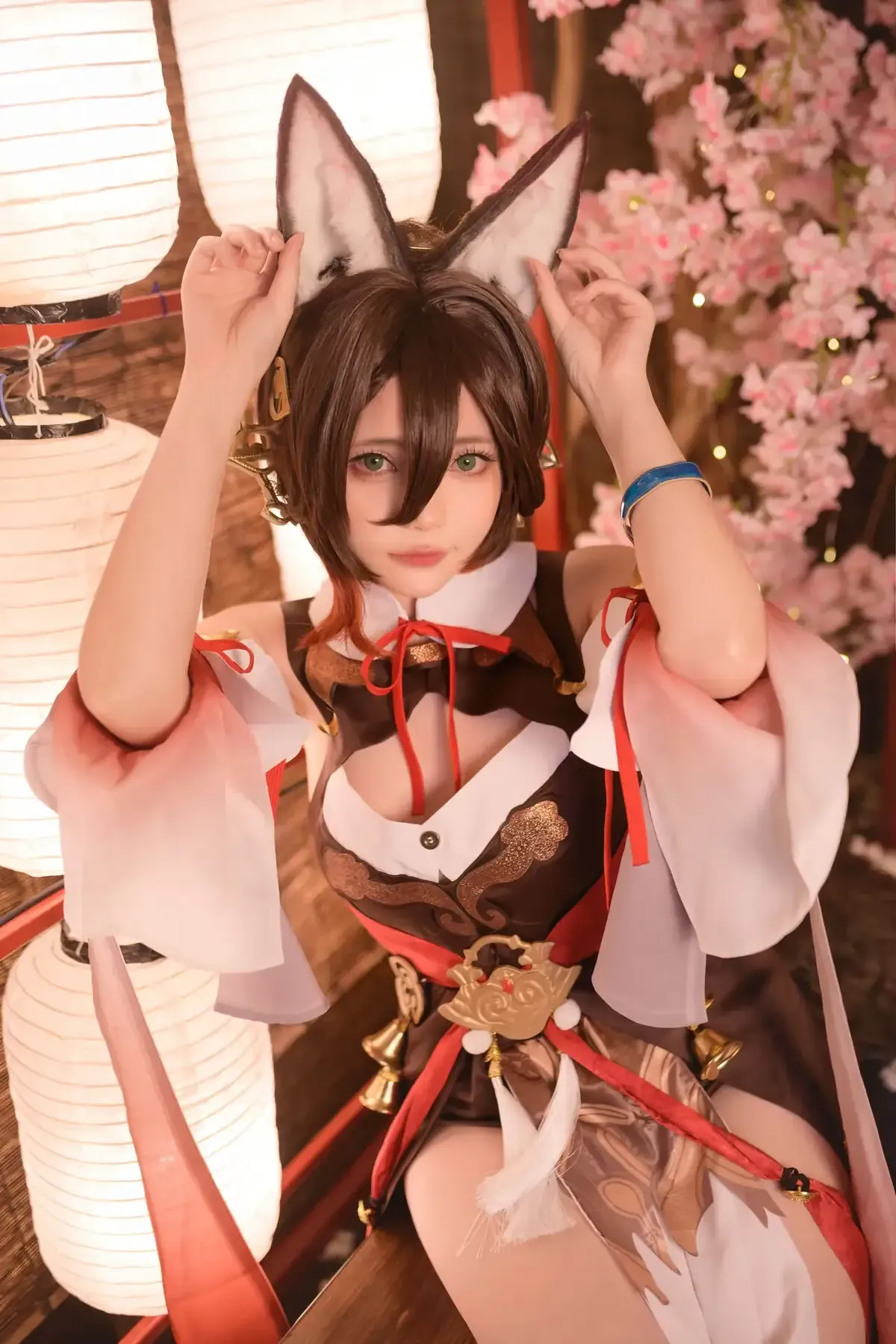 Miu只粉色和服造型戴兔耳头饰坐在灯笼旁