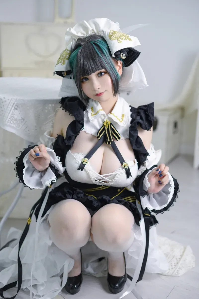 PAKI酱黑白女仆装坐在床边面对镜头