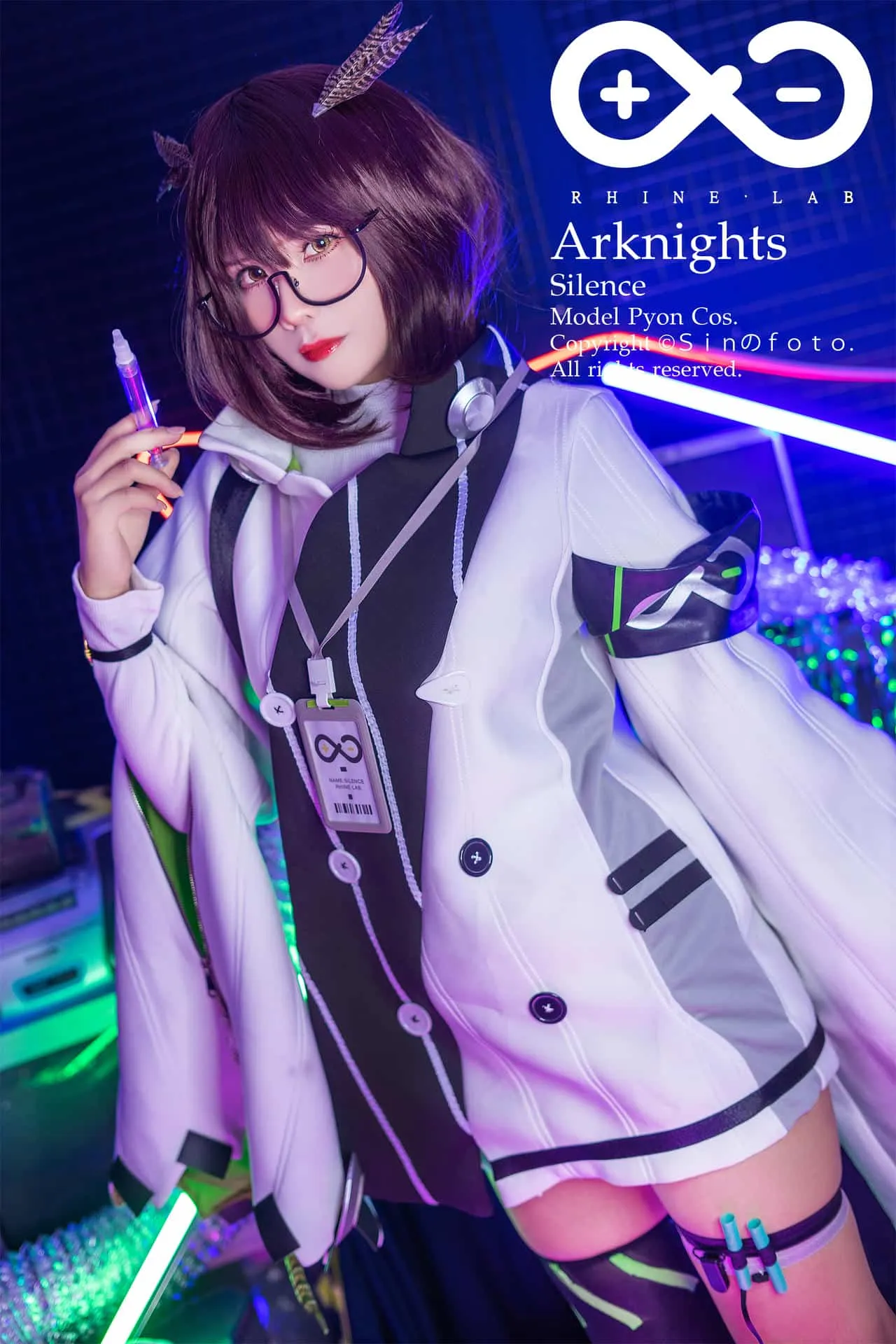 Pyon眼镜白色实验服角色造型与蓝紫背景写真