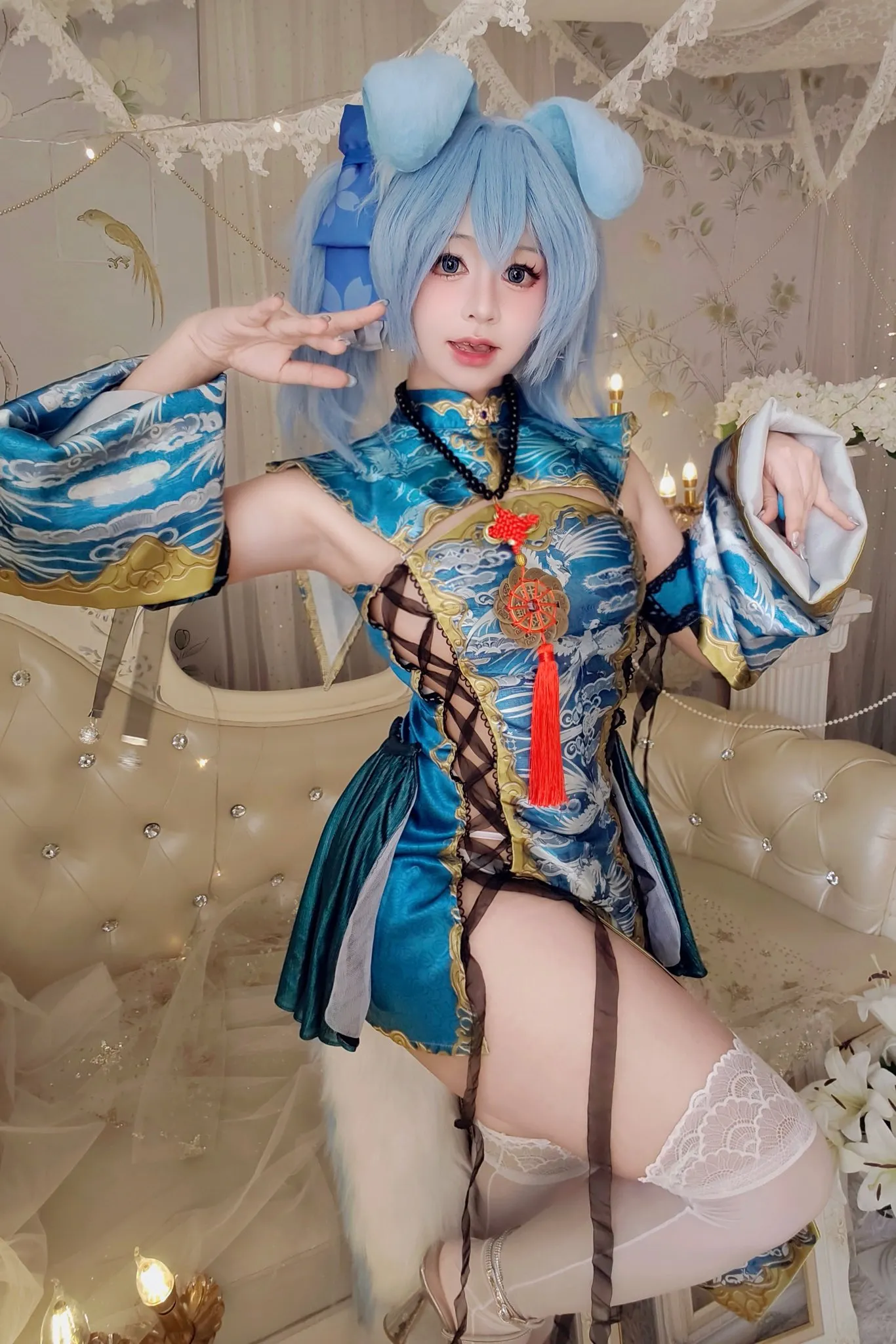 Remukira蓝发国风角色服装坐在浅色沙发上的写真