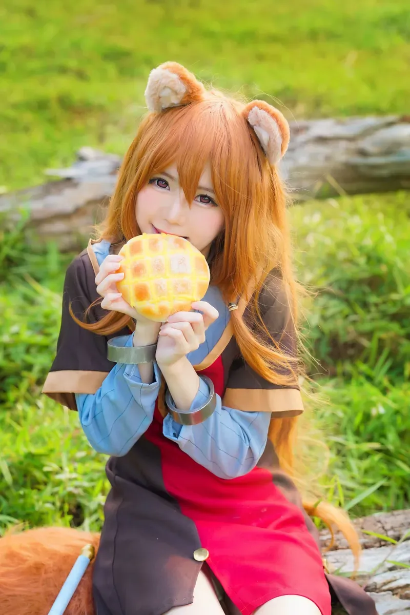 SallyDorasnow 户外草地兽耳造型手捧点心 cosplay 写真