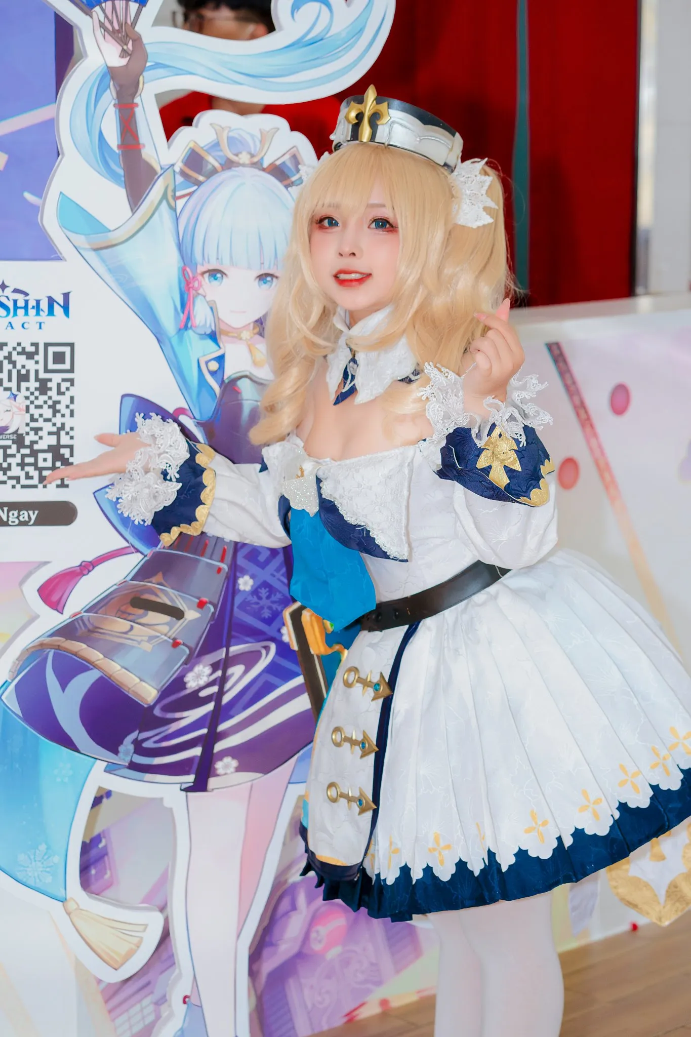SayoMomo穿黑色双马尾角色服在红色幕布前比心的照片