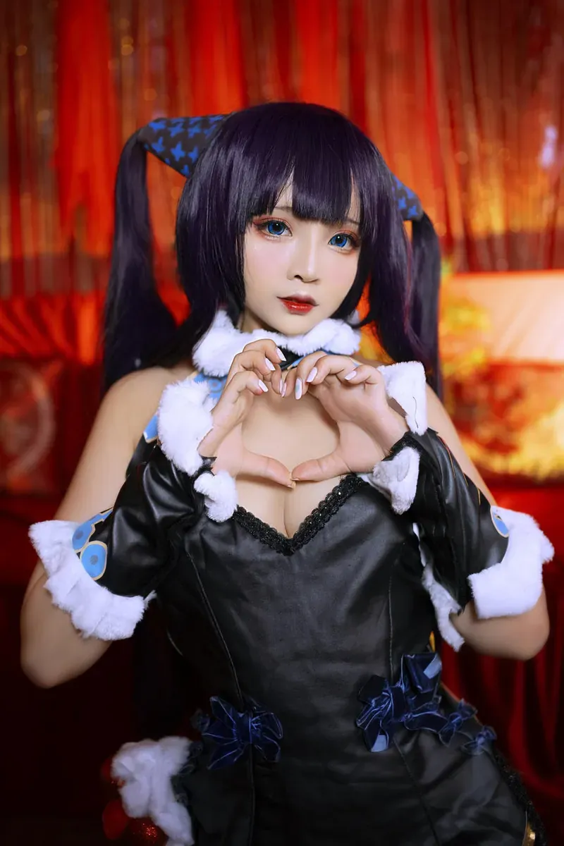 SayoMomo穿金发蓝白角色服站在展会海报旁的照片