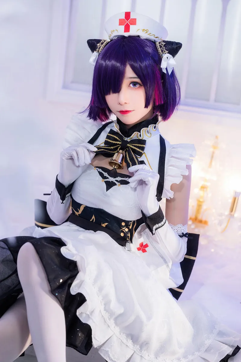 Tomoyo酱紫发护士女仆COS写真,黑白制服和红十字头饰清楚