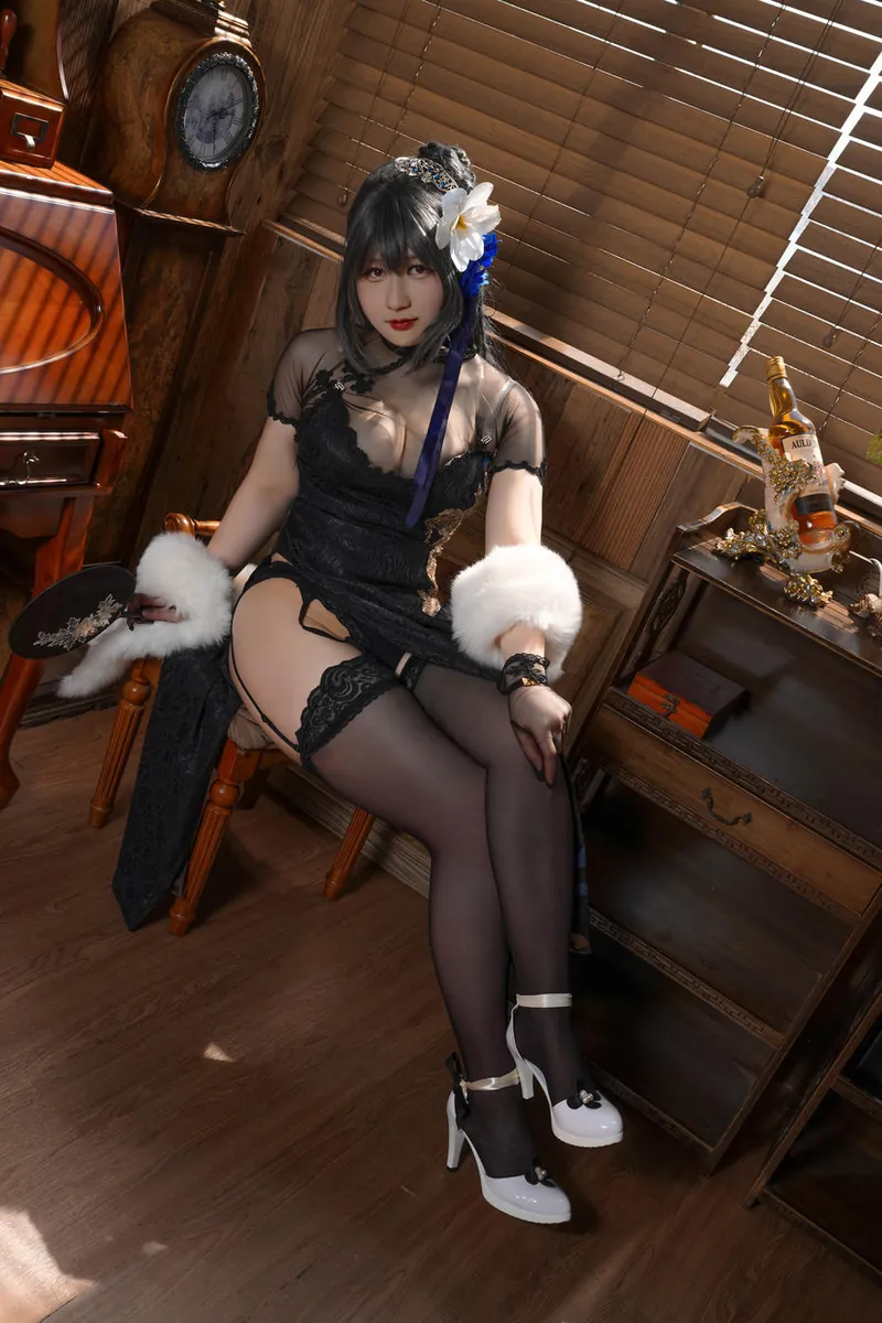 Zyra秋黑色礼装在木质室内坐姿看向镜头的写真图