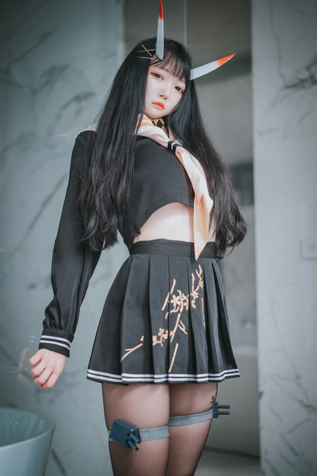 Aram(아람) 黑色长发角饰黑色水手服站在灰白大理石背景前