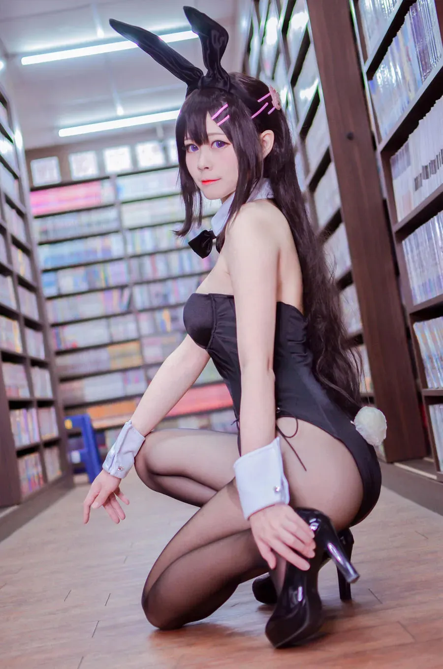 Arty亚缇 黑色长发黑色兔女郎服饰蹲坐在书架走道中