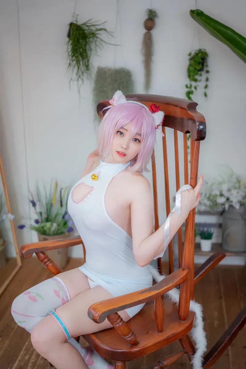 Bambi밤비 粉色短发白色猫耳白色服饰坐在木质摇椅上