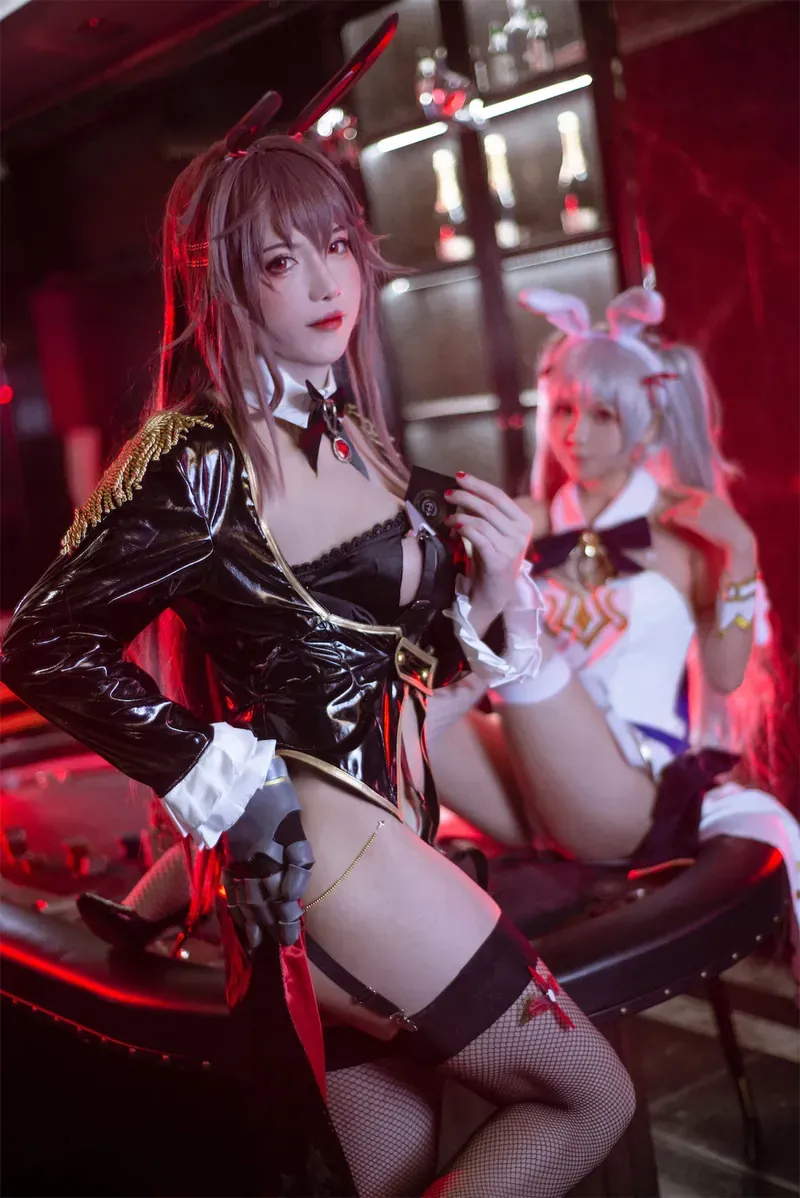 120斤的小王同学红黑灯光下穿黑色亮面服饰拍摄cosplay写真