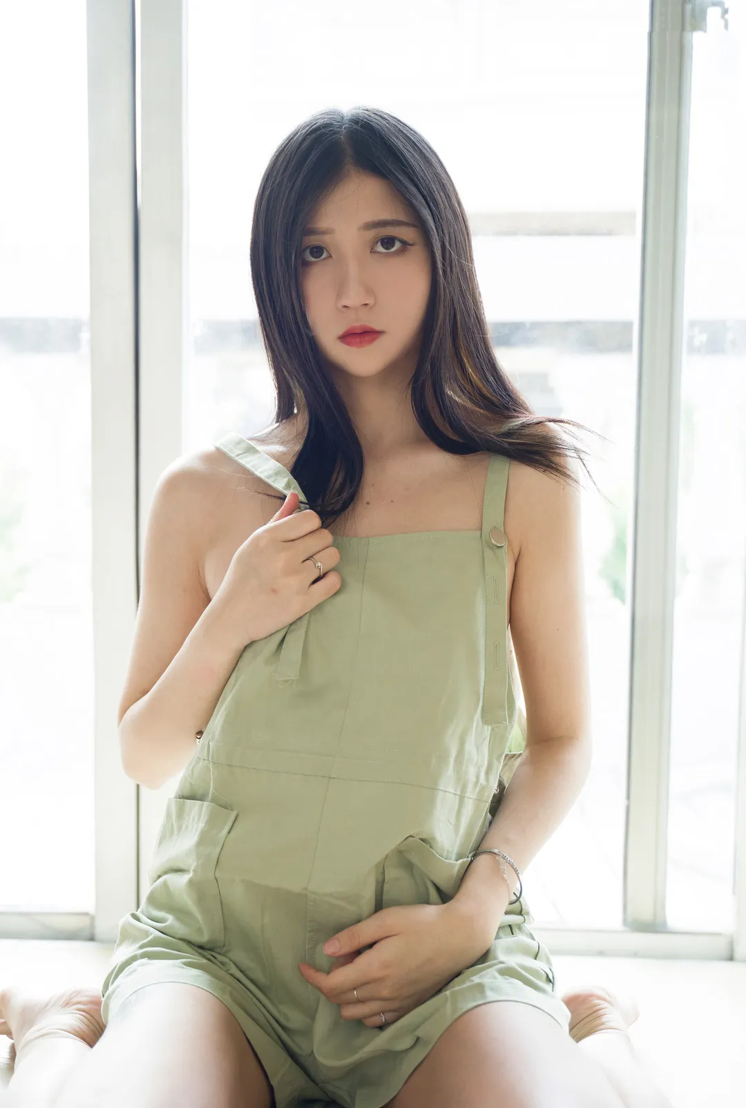 Cazi姬纪黑色长发浅绿色背带服饰坐在明亮窗前