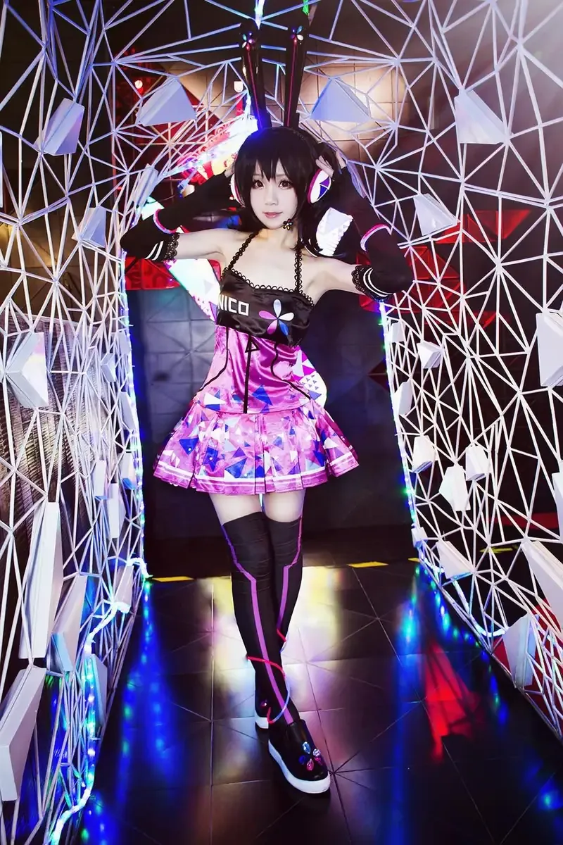 Chloe霏霏黑色短发黑粉服饰站在几何灯光通道中