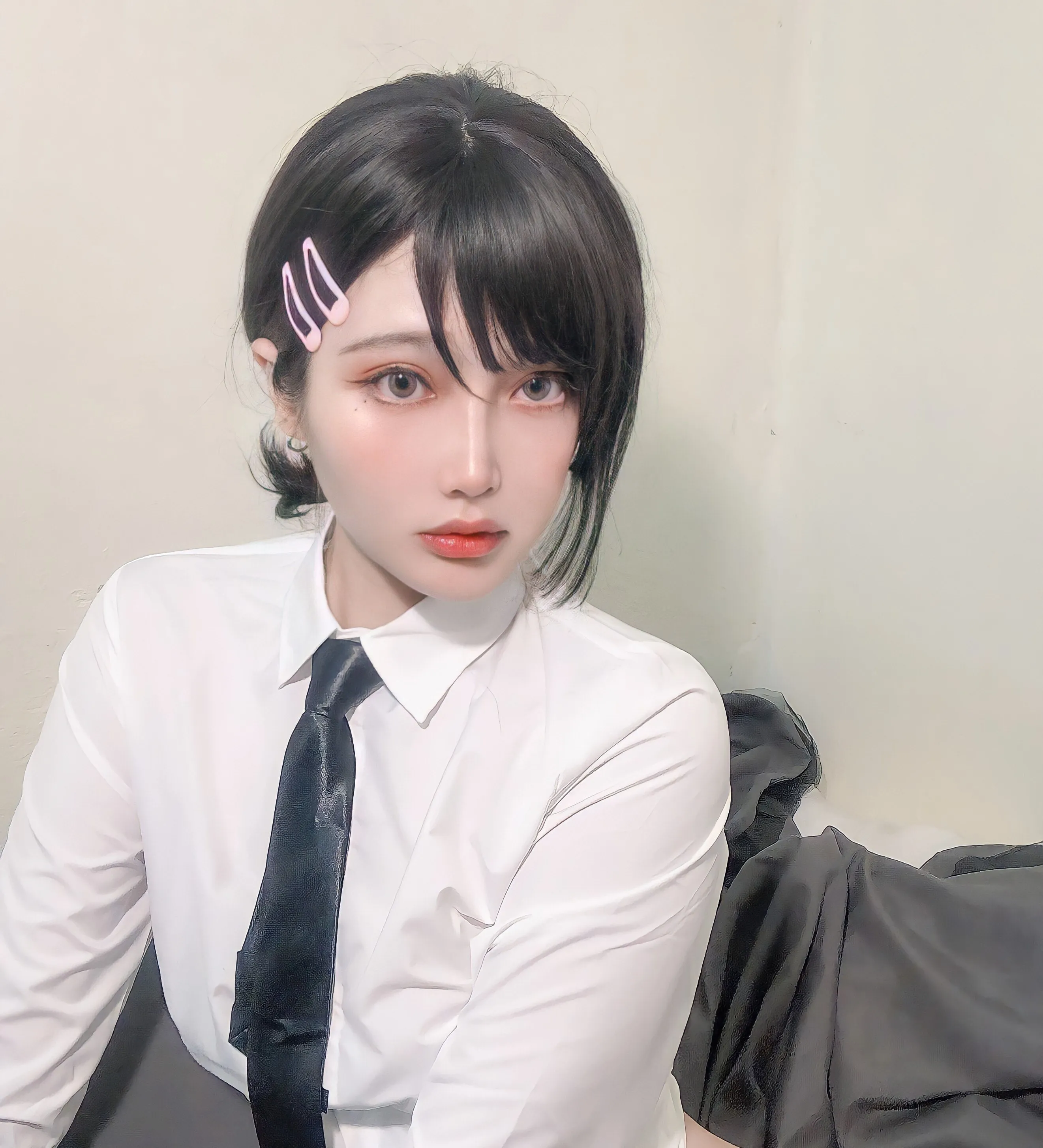 ChoiJiYun黑色短发白衬衫黑色领带趴卧在浅色室内背景前