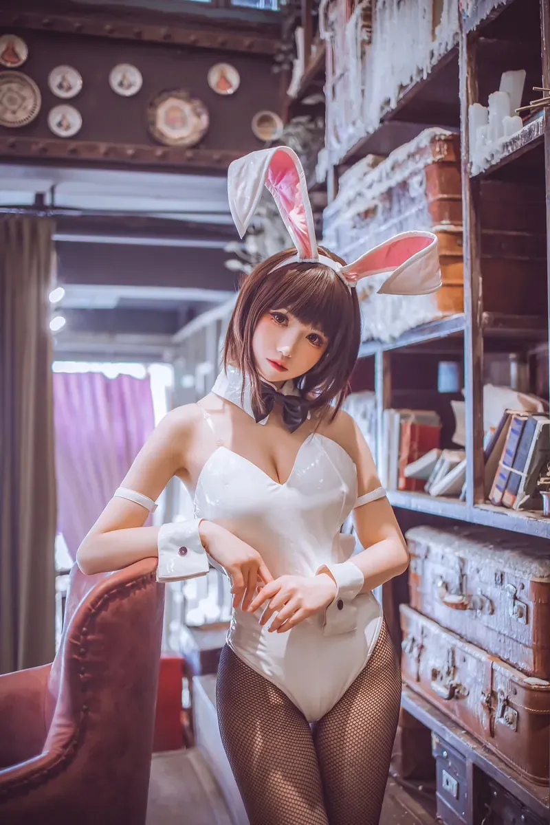 coser衣衣棕色短发白色兔耳白色兔女郎服饰站在复古室内