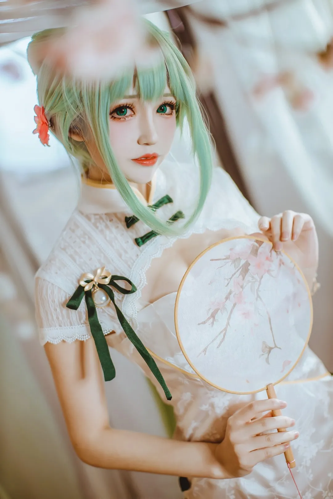 coser衣衣浅绿色长发白色蕾丝服饰手持团扇