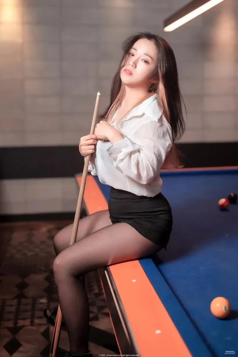 Dami(퀸다미)黑色长发白衬衣黑色短裙台球室写真