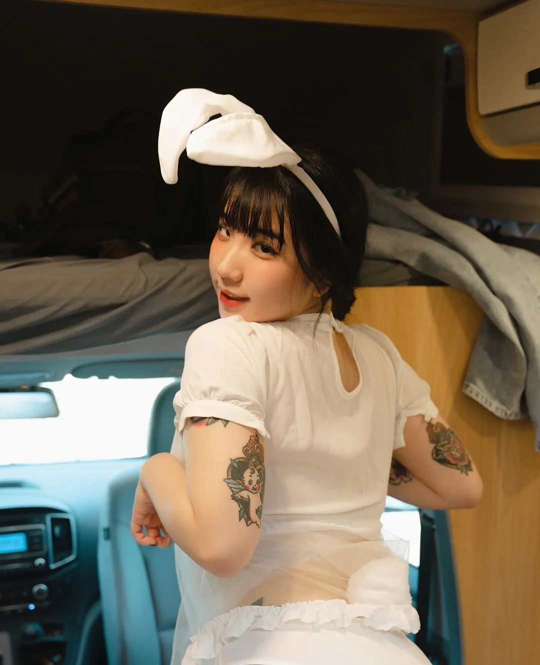 EchiH黑发白色兔耳白色服饰车内写真
