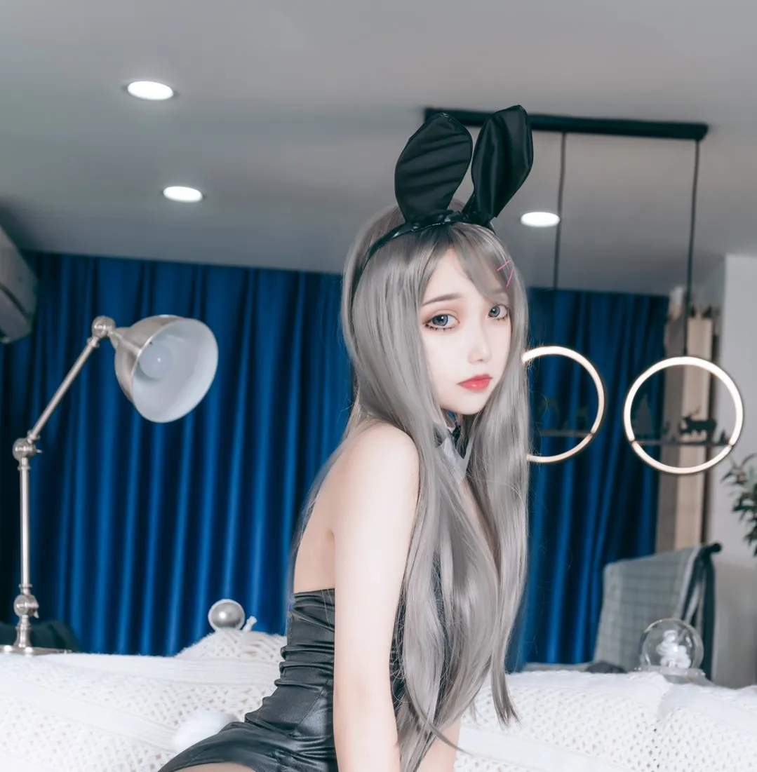 Eloise软软灰色长发黑色兔耳卧室写真